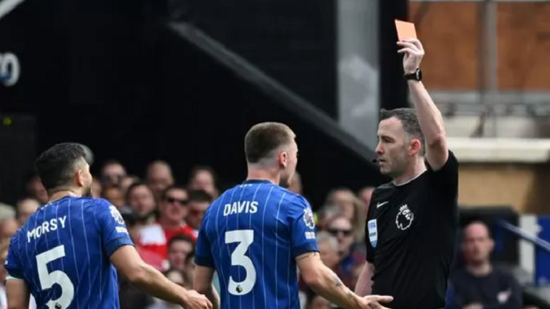 huyen-thoai-liverpool-bao-ve-trong-tai-len-tieng-ung-ho-saka